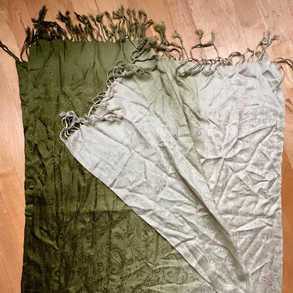 8️⃣Lot of 8 Random Scarves/Wraps/ Shawls-Varying Materials/Brands/Colors/Sizes - Picture 6 of 17